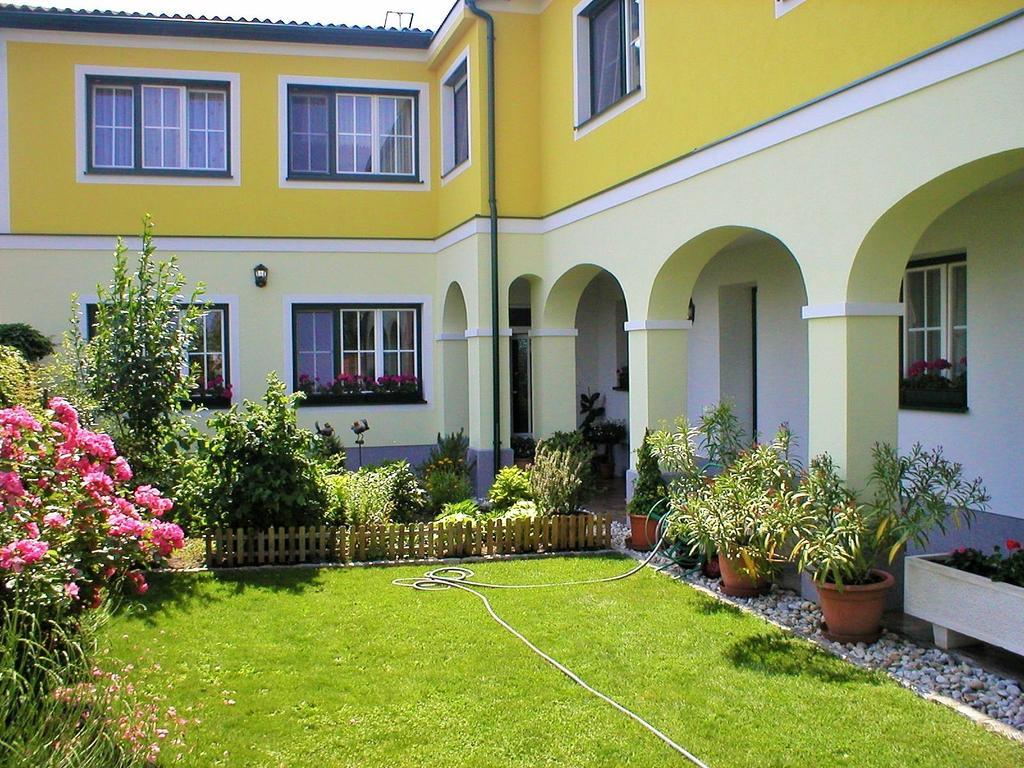 Hotel Nikolaushof à Podersdorf am See Extérieur photo